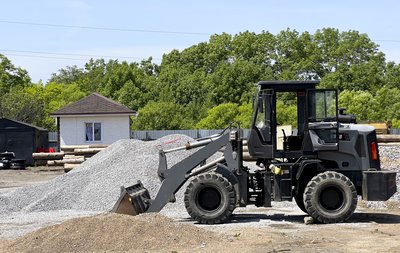 Экскаватор на строительном объекте компании «ИЗБА»